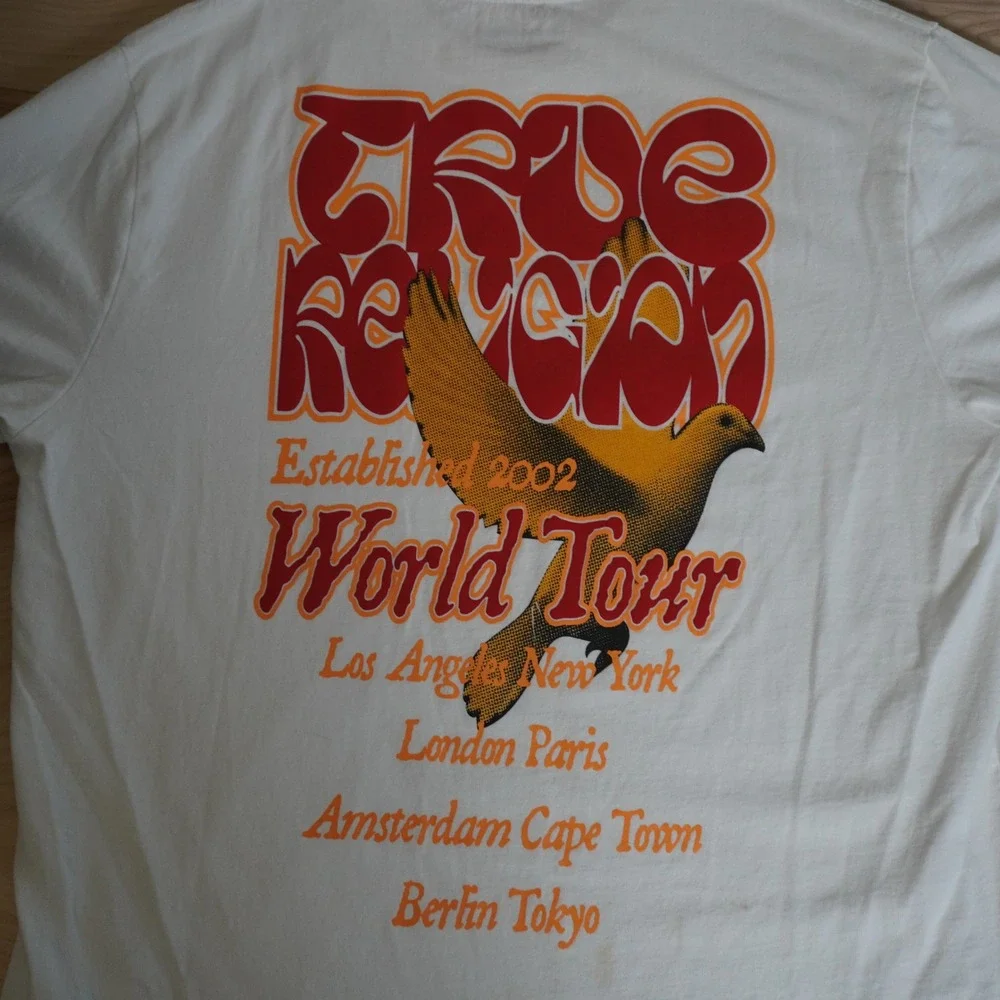 True Religion Mens World Tour Graphic T-Shirt White 2XL Dove Retro Logo Tee